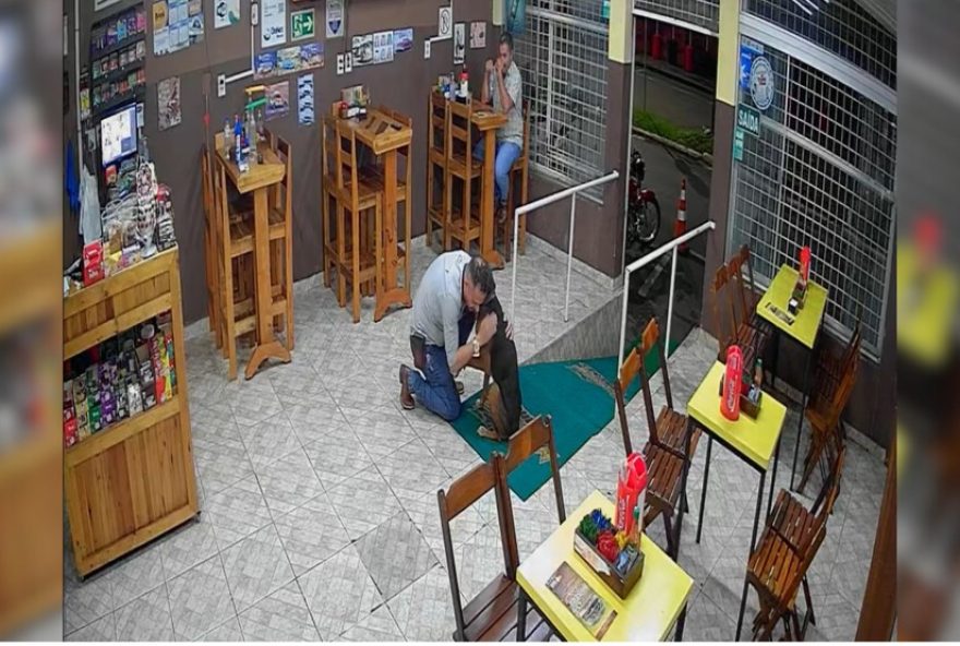 cachorro-pede-abraco-em-lanchonete-em-mg3A-emocionante-momento-com-comerciante cachorro-pede-abraco-em-lanchonete-em-mg3A-emocionante-momento-com-comerciante