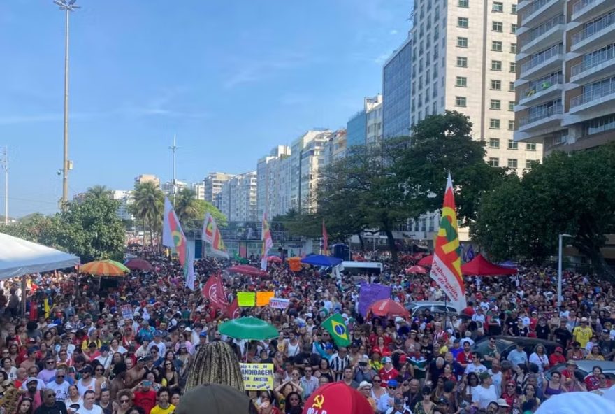 caetano-e-gil-participam-de-ato-lotado-no-rio-com-gritos-de-sem-anistia