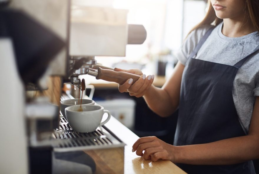 Trabalhadora em cafeteria executava funções de barista, limpeza e caixa, além das atribuições de atendente (Foto: Imagem ilustrativa/Freepik)