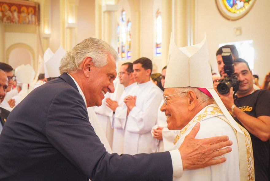 Governador Ronaldo Caiado disparou duros recados aos adversários após participar da missa em homenagem a Nossa Senhora Auxiliadora, padroeira da capital. Na foto ele cumprimenta o ex-arcebispo de Goiânia, Dom Washington Cruz.