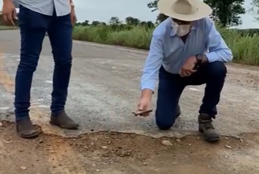 Governador tira o asfalto do chão com as mãos e diz que as obras são de 