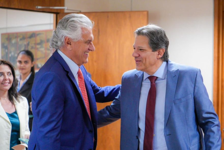 Legenda: Governador Ronaldo Caiado durante reunião com o ministro da Economia, Fernando Haddad, em Brasília: “Demonstramos aqui que o Estado foi duramente penalizado quando se aprovou a queda da incidência de ICMS sobre combustíveis, energia e comunicações” (Fotos: Júnior Guimarães)