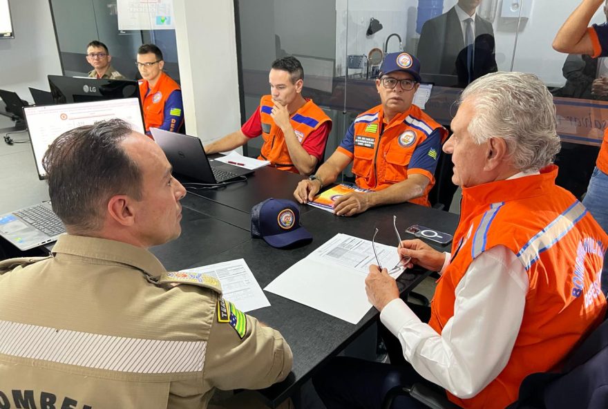 Caiado no gabinete de crise montado pelo Corpo de Bombeiros Militar em Goiânia