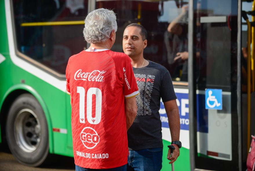 Caiado recebe jogadores do Vila Nova no Aeroporto de Goiânia (Foto: Lucas Diener)