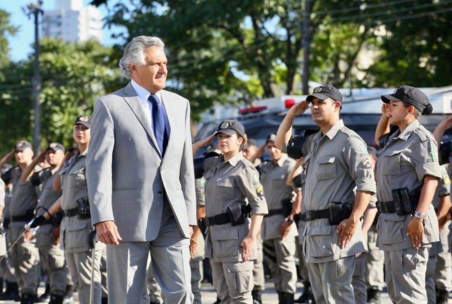 Governador Ronaldo Caiado anda em frente a fila de policiais, em solenidade com militares do Estado. | Em Goiânia, houve recuo de 35% no número de homicídios e um salto de 252% na resolução de casos