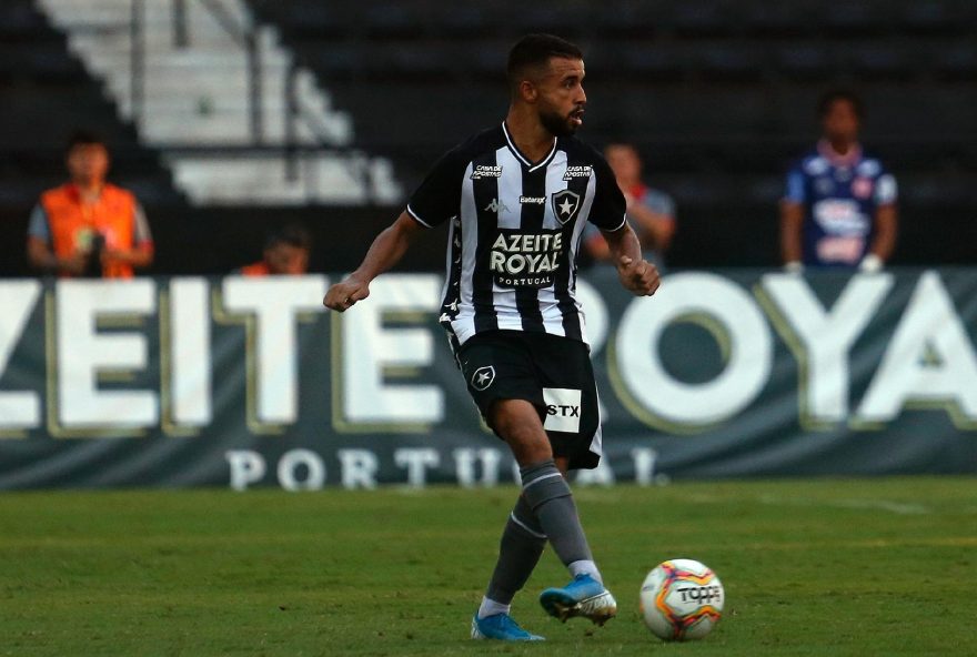 caio-alexandre-volante-do-botafogo-conduz-a-bola-em-duelo-no-nilton-santos-1586969760183_v2_1920x1279