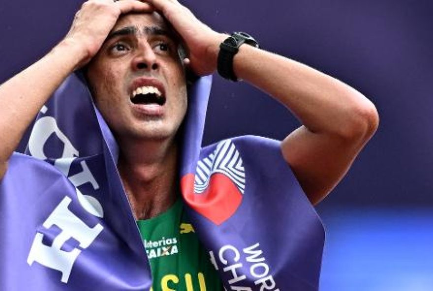 caio-bonfim-conquista-ouro-na-marcha-atletica-e-revela-perda-de-alianca-durante-prova