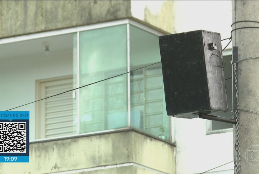 caixas-de-som-em-postes-perturbam-moradores-do-riacho-fundo-13B-ibram-e-df-legal-prometem-fiscalizar-e-retirar-equipamentos caixas-de-som-em-postes-perturbam-moradores-do-riacho-fundo-13B-ibram-e-df-legal-prometem-fiscalizar-e-retirar-equipamentos