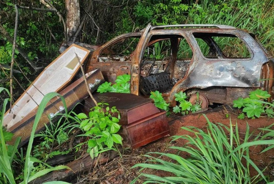 caixoes-vazios-sao-encontrados-proximo-a-carro-incendiado-as-margens-de-rodovia-no-parana3A-misterio-intriga-moradores