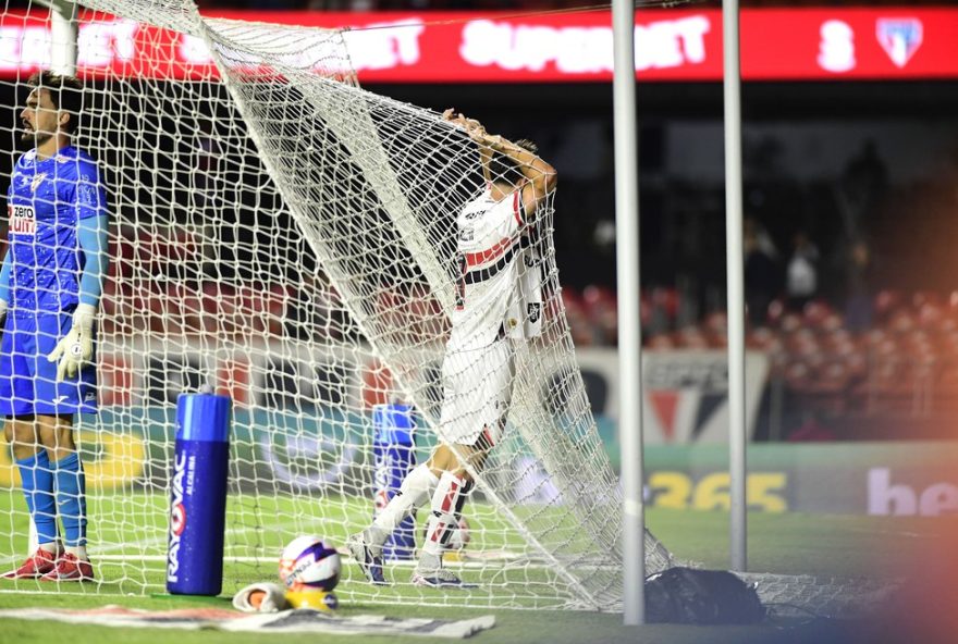 calleri-se-desculpa-por-chance-perdida-em-derrota-do-de3A-22na-minha-conta22 calleri-se-desculpa-por-chance-perdida-em-derrota-do-de3A-22na-minha-conta22