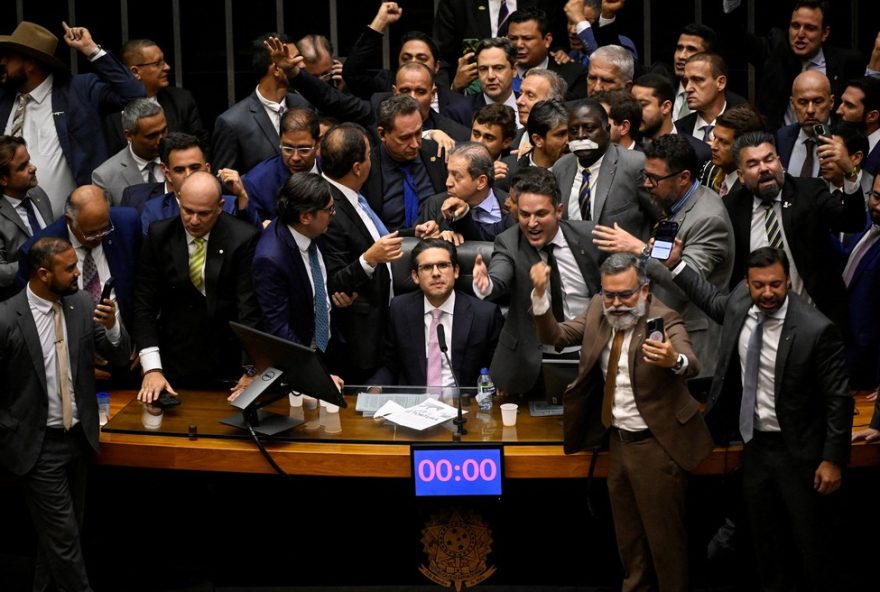 camara-decide-nao-votar-pec-da-blindagem-a-parlamentares3A-entenda-as-polemicas-e-implicacoes-da-proposta
