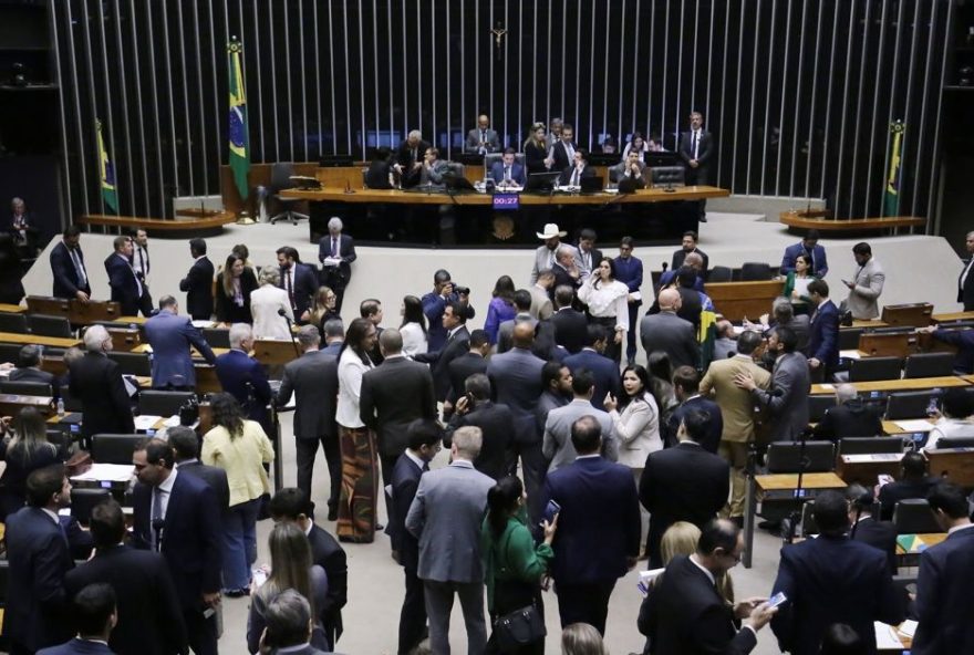 camara-dos-deputados-aprova-retirada-de-gastos-em-saude-e-educacao-da-meta-fiscal camara-dos-deputados-aprova-retirada-de-gastos-em-saude-e-educacao-da-meta-fiscal