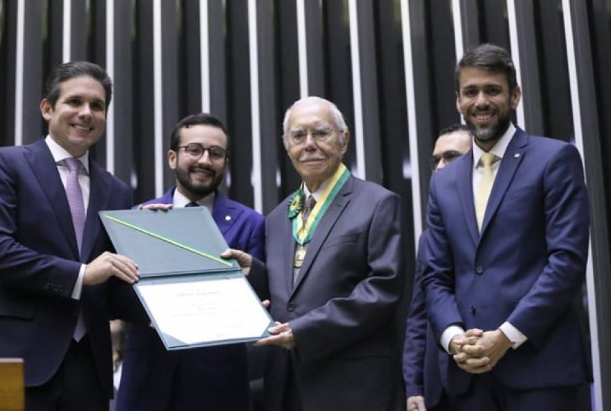 camara-realiza-sessao-em-homenagem-aos-40-anos-de-redemocratizacao3A-presidente-hugo-motta-entrega-medalha-a-jose-sarney