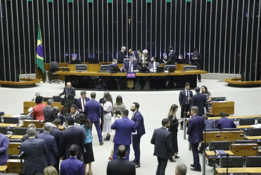 Votação na Câmara dos Deputados. Foto: Mário Agra/Câmara dos Deputados
... Leia mais em https://www.cartacapital.com.br/politica/camara-rejeita-imposto-sobre-grandes-fortunas-e-conclui-votacao-de-regulamentacao-da-reforma-tributaria/. O conteúdo de CartaCapital está protegido pela legislação brasileira sobre direito autoral. Essa defesa é necessária para manter o jornalismo corajoso e transparente de CartaCapital vivo e acessível a todos