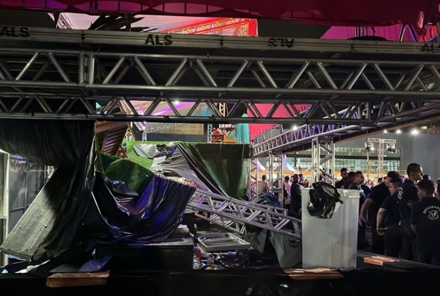 camarote-despenca-em-show-de-suel-no-festival-reveillon-itajai2C-causando-feridos3B-video-e-atualizacoes-sobre-o-evento camarote-despenca-em-show-de-suel-no-festival-reveillon-itajai2C-causando-feridos3B-video-e-atualizacoes-sobre-o-evento