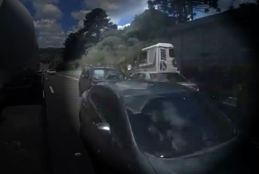 camera-de-caminhao-flagra-acidente-na-br-2772C-pr3A-motorista-nao-consegue-ultrapassar-e-provoca-colisao