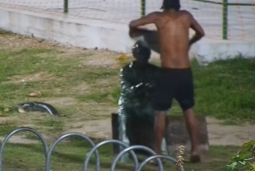 camera-registra-vandalismo3A-estatua-de-betinho-quebrada-em-botafogo2C-rio camera-registra-vandalismo3A-estatua-de-betinho-quebrada-em-botafogo2C-rio