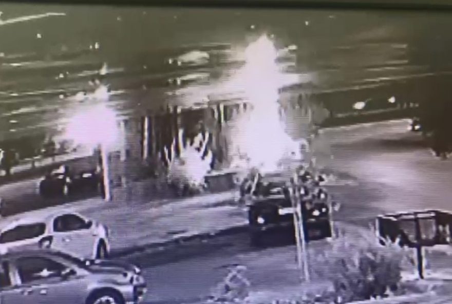 cameras-flagram-homem-ateando-fogo-em-gameleira-de-40-anos-em-brasilia3A-policia-investiga-crime-ambiental cameras-flagram-homem-ateando-fogo-em-gameleira-de-40-anos-em-brasilia3A-policia-investiga-crime-ambiental