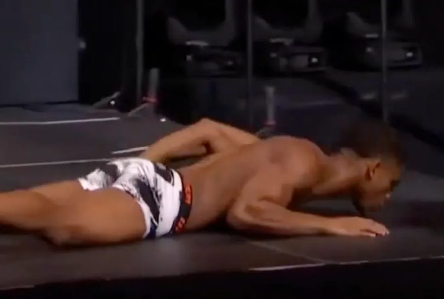 cameron-smotherman-desmaia-no-palco-do-ufc-324-e-luta-e-cancelada3B-cena-chocante