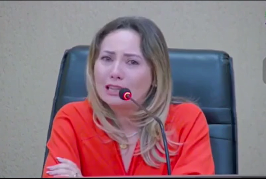 O presidente da Câmara de Aparecida de Goiânia, em uma discussão com a vereadora Camila Rosa, cortou o microfone da parlamentar durante debate