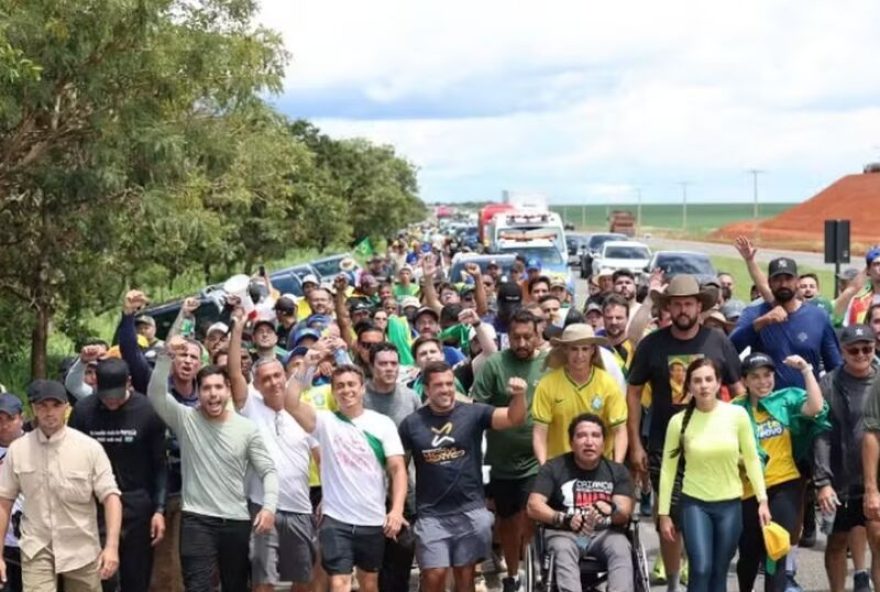 caminhada-de-nikolas-ate-brasilia-completa-seis-dias-com-alertas-da-prf2C-lives-e-lesoes caminhada-de-nikolas-ate-brasilia-completa-seis-dias-com-alertas-da-prf2C-lives-e-lesoes