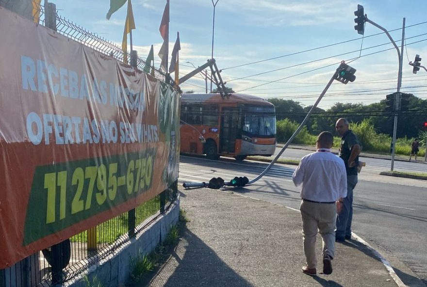 caminhao-arranca-poste-e-quebra-semaforo-em-avenida-de-campinas3A-transito-afetado