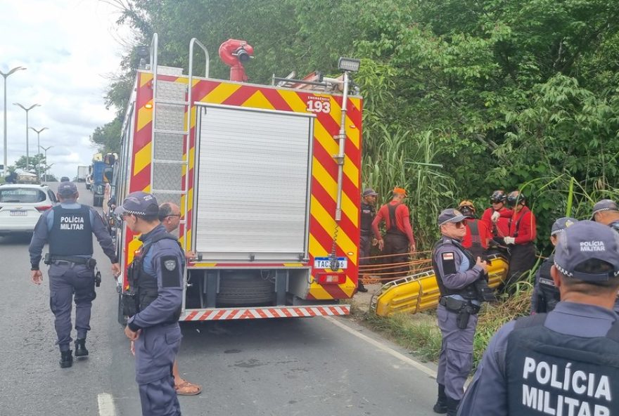 caminhao-bau-cai-em-ribanceira-na-zona-leste-de-manaus3A-motorista-resgatado-pelo-cbmam.-importancia-da-prevencao-de-acidentes