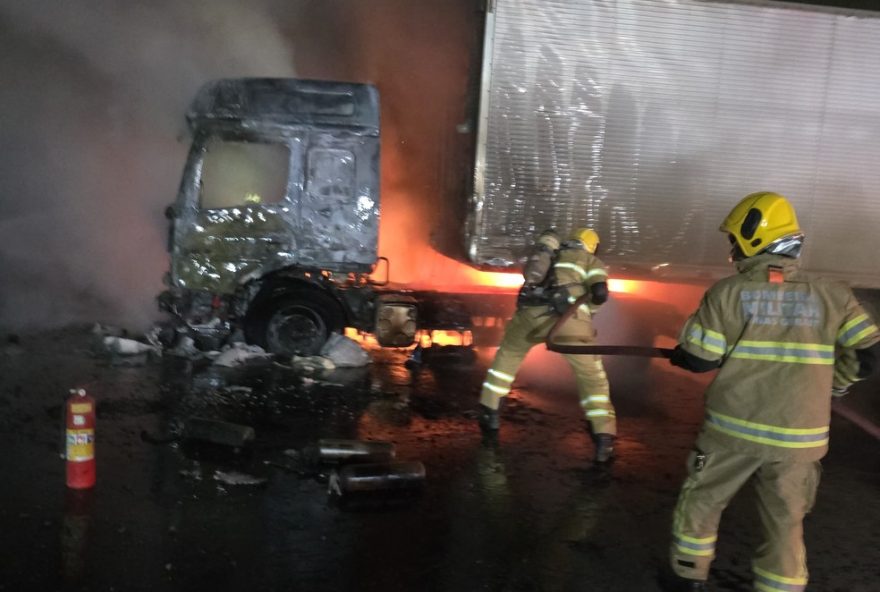 caminhao-bau-estacionado-em-montes-claros-e-atingido-por-incendio3A-danos-controlados