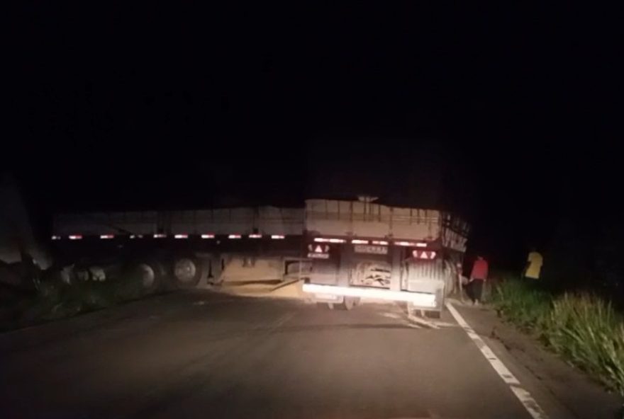 caminhao-bitrem-carregado-de-milho-bloqueia-br-174-no-amazonas3A-como-evitar-acidentes-e-congestionamentos caminhao-bitrem-carregado-de-milho-bloqueia-br-174-no-amazonas3A-como-evitar-acidentes-e-congestionamentos