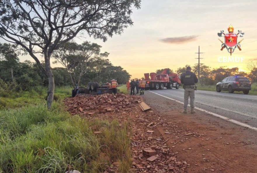 caminhao-capota-na-br-251-e-motorista-morre-preso-as-ferragens caminhao-capota-na-br-251-e-motorista-morre-preso-as-ferragens
