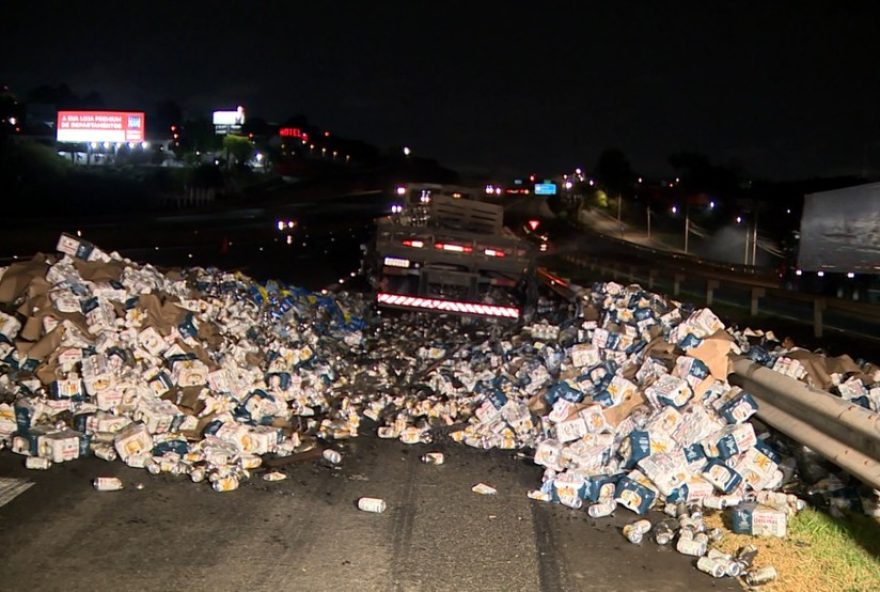 caminhao-carregado-com-14-toneladas-de-cerveja-pega-fogo-na-rodovia-d.-pedro-i-em-campinas3A-saiba-mais