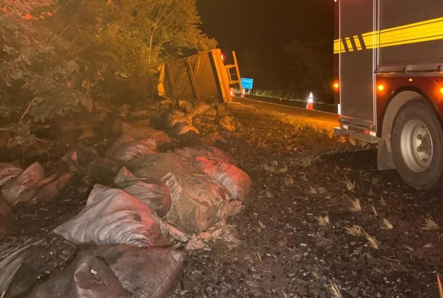 caminhao-carregado-com-carvao-tomba-na-br-135-e-motorista-morre caminhao-carregado-com-carvao-tomba-na-br-135-e-motorista-morre
