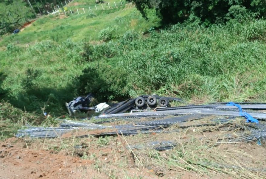 caminhao-carregado-com-ferragens-cai-em-ribanceira-na-br-146-em-pocos-de-caldas3A-motorista-ferido.-acompanhe-as-atualizacoes-no-diario-do-estado-sul-de-minas