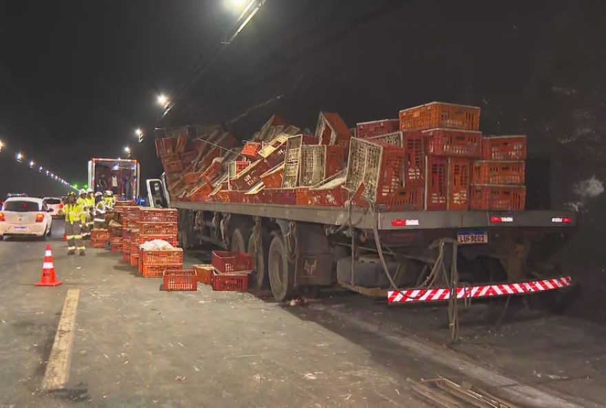 caminhao-carregado-com-frangos-vivos-tomba-no-tunel-da-covanca-na-linha-amarela caminhao-carregado-com-frangos-vivos-tomba-no-tunel-da-covanca-na-linha-amarela