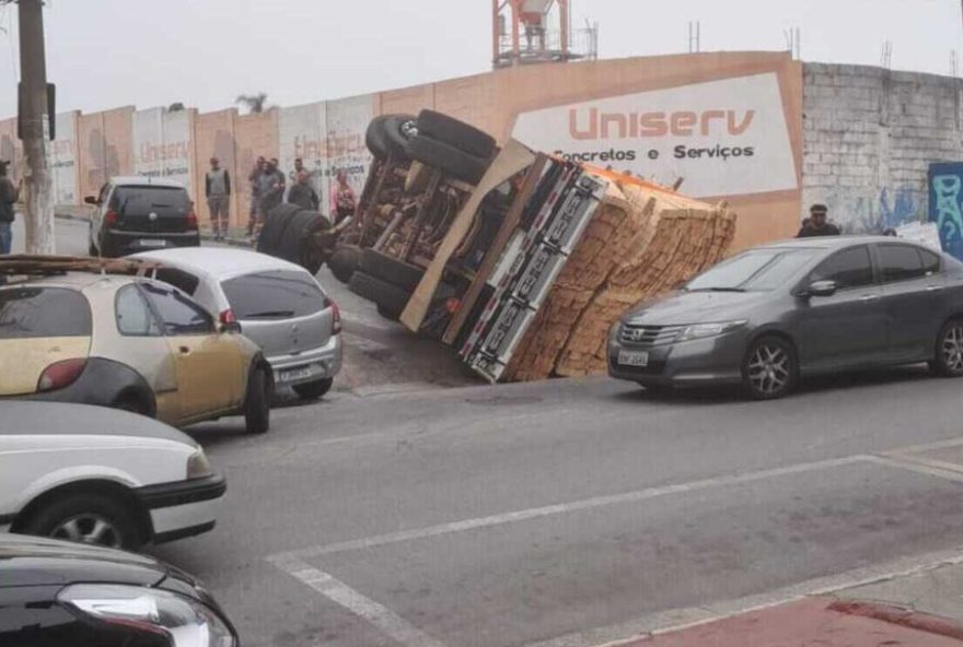 caminhao-carregado-com-madeira-tomba-em-ferraz3A-motorista-ileso2C-transito-afetadomas_demozao