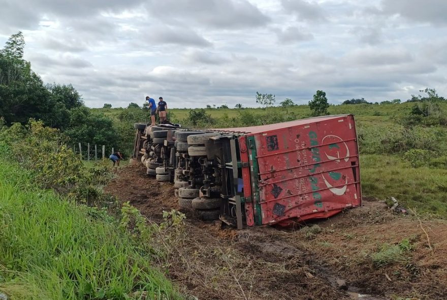 caminhao-carregado-de-cerveja-tomba-na-br-3162C-no-maranhao3A-motorista-sai-ileso-em-acidente-proximo-a-boa-vista-do-gurupi