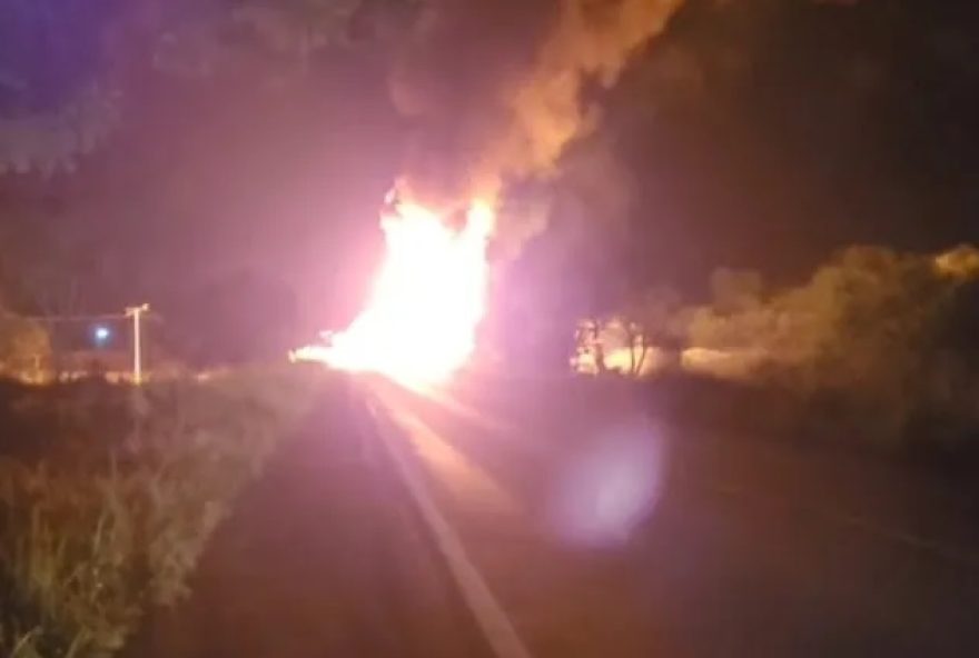 caminhao-carregado-de-combustivel-pega-fogo-na-br-324 caminhao-carregado-de-combustivel-pega-fogo-na-br-324