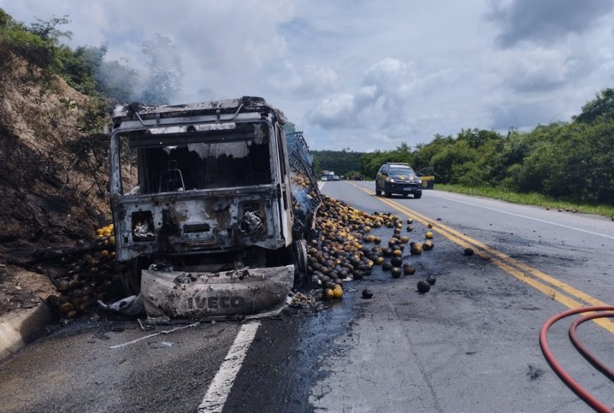 caminhao-carregado-de-meloes-pega-fogo-na-br-2513A-motorista-ileso-e-transito-interditado-por-uma-hora