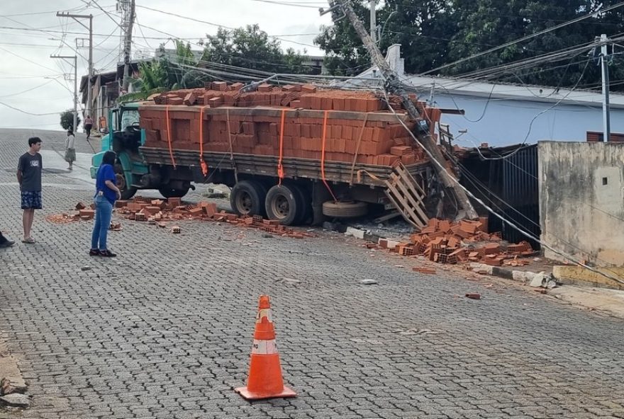 caminhao-carregado-de-tijolos-derruba-poste-em-passos2C-mg3A-o-que-aconteceu3F