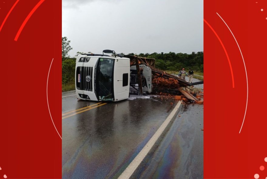 caminhao-carregado-de-tijolos-tomba-e-interdita-parte-da-br-156-no-ap caminhao-carregado-de-tijolos-tomba-e-interdita-parte-da-br-156-no-ap