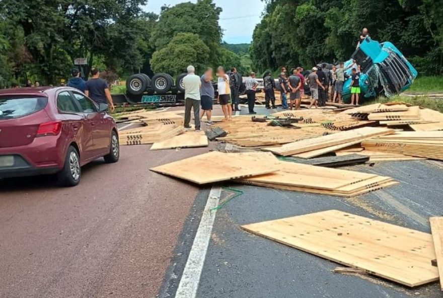 caminhao-carregado-tomba-na-br-277-em-balsa-nova2C-interditando-pista-e-deixando-carga-espalhada