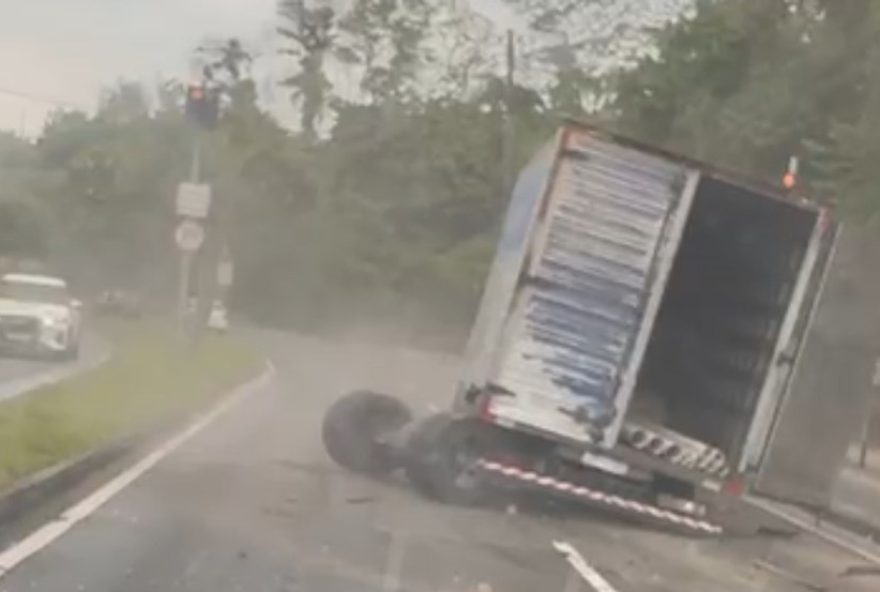 caminhao-causa-acidente-na-estrada-do-mato-alto2C-rio-de-janeiro3A-importancia-da-responsabilidade-ao-volante