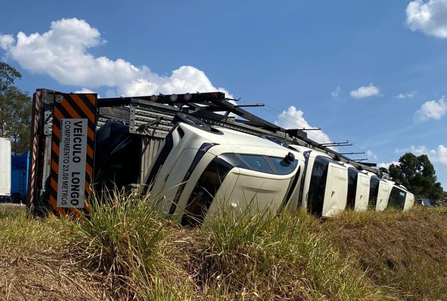 caminhao-cegonha-tomba-na-dutra-levando-11-carros-eletricos-avaliados-em-r24-12C7-milhao3A-veja-detalhes-da-operacao-de-destombamento