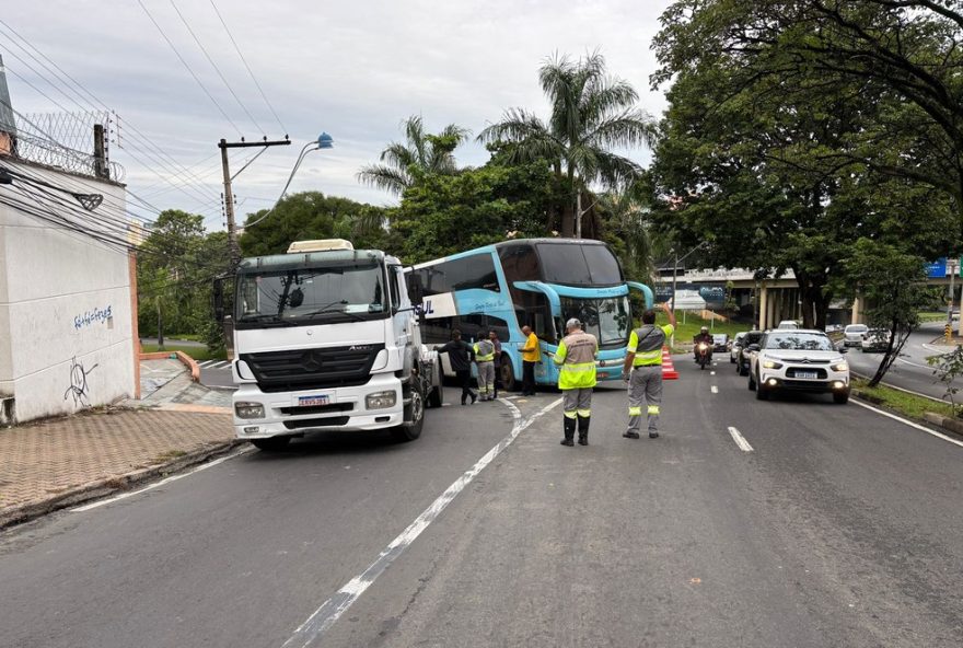 caminhao-colide-com-onibus-fretado-em-campinas-apos-falha-mecanica3A-veja-a-foto caminhao-colide-com-onibus-fretado-em-campinas-apos-falha-mecanica3A-veja-a-foto