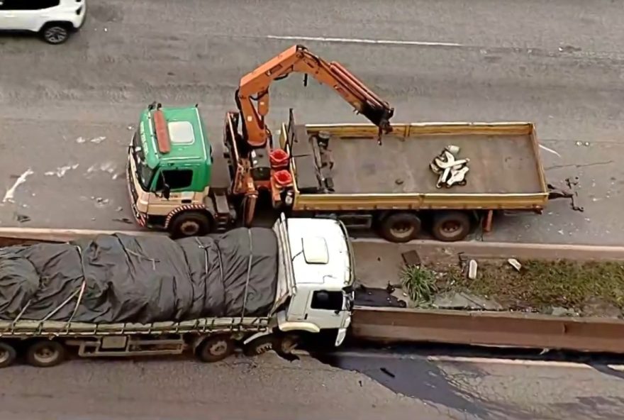 caminhao-colide-contra-mureta-na-br-381-em-mg-causando-retencao-de-2-km-no-sentido-sp caminhao-colide-contra-mureta-na-br-381-em-mg-causando-retencao-de-2-km-no-sentido-sp