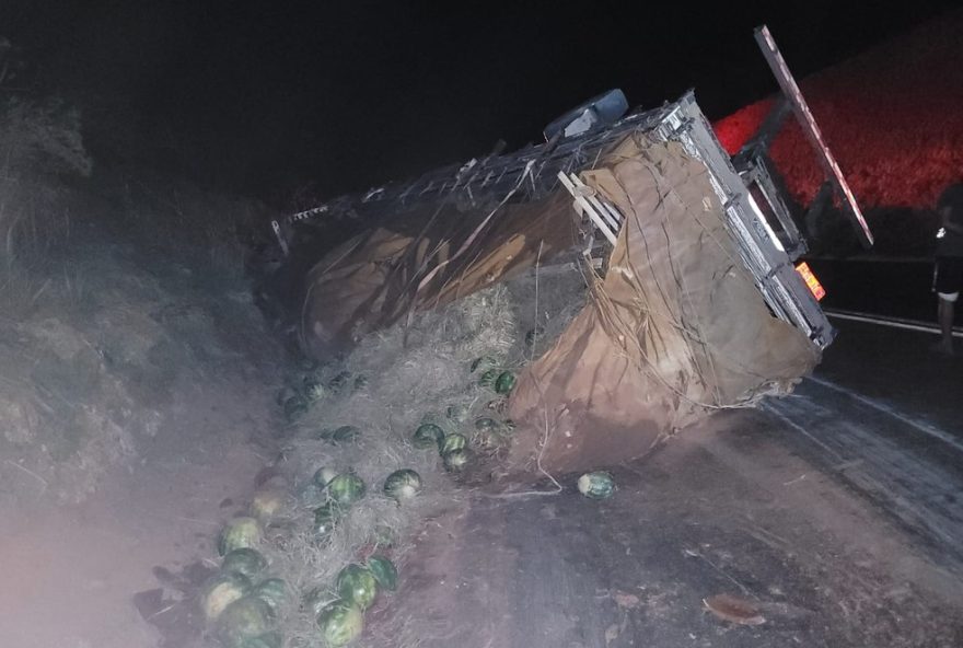caminhao-com-14-toneladas-de-melancia-tomba-na-br-251-em-francisco-sa3A-motorista-ileso-e-pista-interditada0A