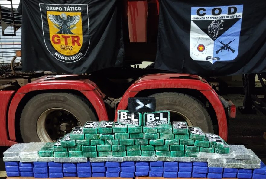 caminhao-com-carga-de-minerio-e-cocaina-vinda-da-bolivia-e-interceptado-em-uberaba3A-131-kg-de-pasta-base-apreendidos