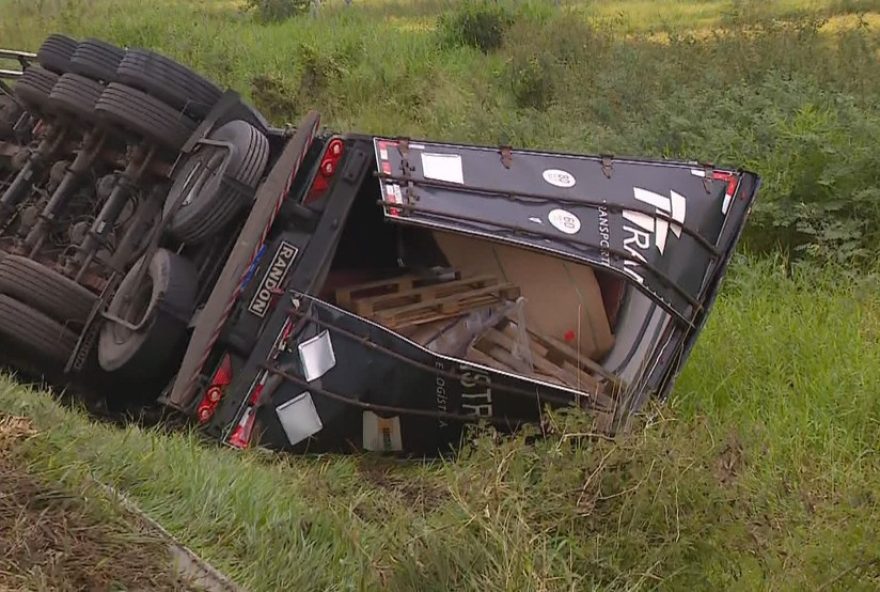 caminhao-com-carga-inflamavel-tomba-na-br-2903B-avaliacao-de-risco-de-explosao-pelos-bombeiros caminhao-com-carga-inflamavel-tomba-na-br-2903B-avaliacao-de-risco-de-explosao-pelos-bombeiros