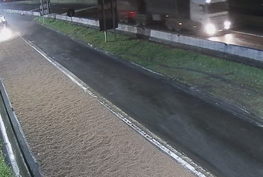 caminhao-com-falha-nos-freios-acessa-area-de-escape-na-br-277-no-parana