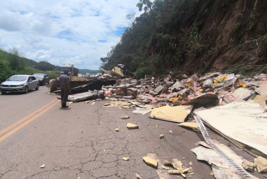 caminhao-com-frango-congelado-tomba-e-interdita-br-356 caminhao-com-frango-congelado-tomba-e-interdita-br-356